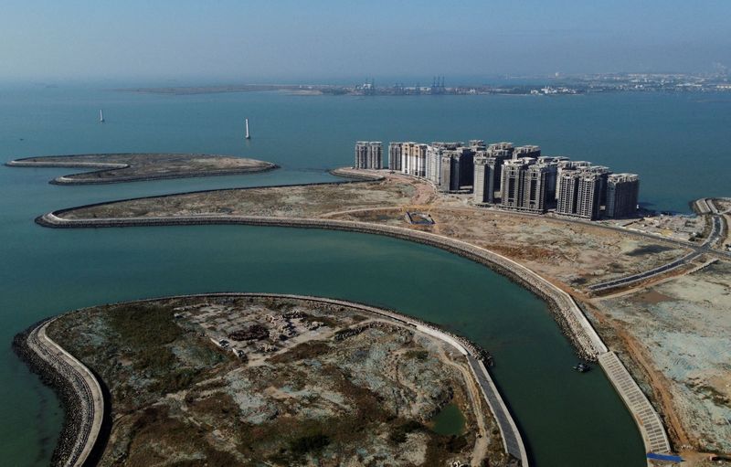 © Reuters. FILE PHOTO: An aerial view shows the 39 buildings developed by China Evergrande Group that authorities have issued demolition order on, on the manmade Ocean Flower Island in Danzhou, Hainan province, China January 6, 2022. Picture taken with a drone. REUTERS/Aly Song/File Photo