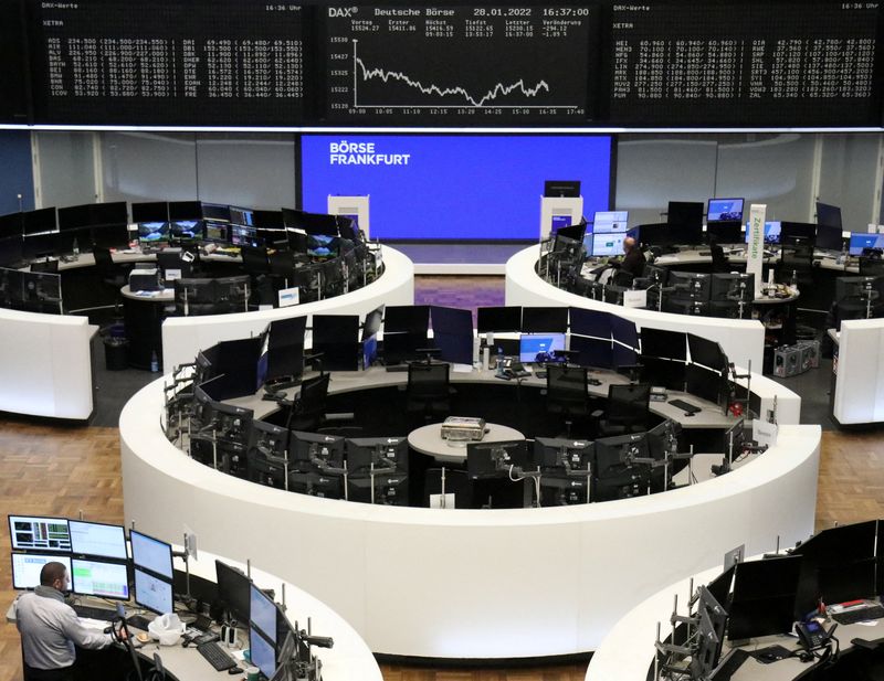 &copy; Reuters. Les principales Bourses européennes sont attendues en hausse lundi à l'ouverture. Les contrats à terme signalent un gain de 1,18% pour le CAC 40 parisien à l'ouverture, de 1,37% pour le Dax à Francfort et de 0,67% pour le FTSE à Londres et de 1,42% 