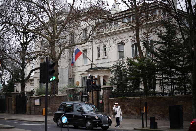 &copy; Reuters. 　１月３１日、クラーク英財務首席政務次官は、ロシアがウクライナに侵攻すれば、大統領府（クレムリン）に最も近い企業や人物に制裁を科すと述べた。写真はロンドンのロシア大使館。