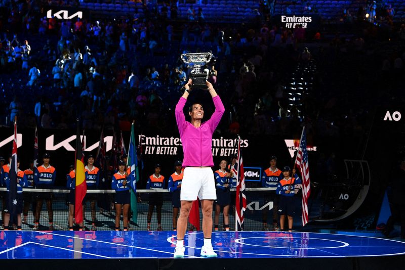 &copy; Reuters. El español Rafael Nadal celebra su victoria en la final de individuales masculinos en el Melbourne Park, Melbourne, Australia - 31 de enero de 2022. REUTERS/Morgan Sette
