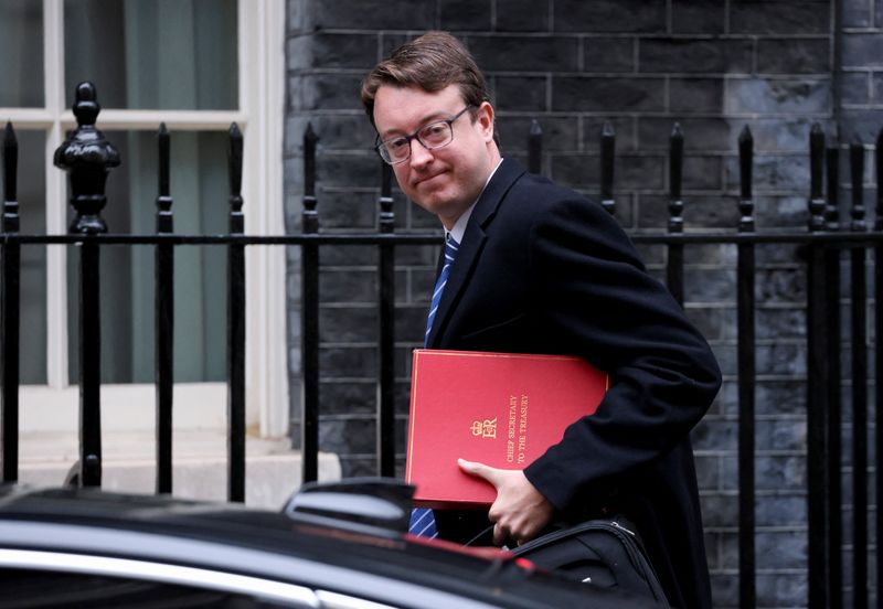 &copy; Reuters. سايمون كلارك كبير أمناء وزارة الخزانة البريطانية خارج داونينج ستريت ي لندن في 30 نوفمبر تشرين الثاني 2021. تصوير توم نيكولسون - رويترز.