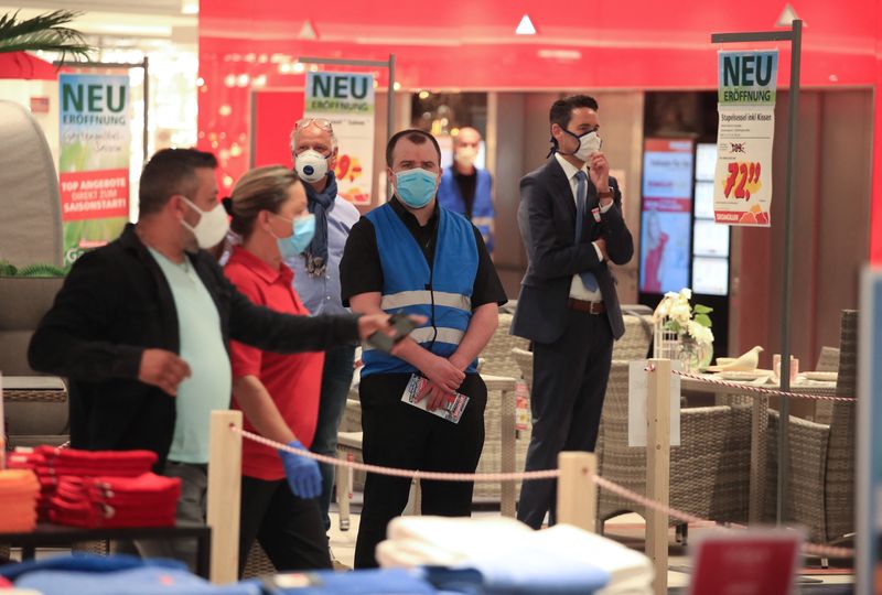 &copy; Reuters. FILE PHOTO: People stroll in a furniture shop after its re-opening, as the spread of coronavirus disease (COVID-19) continues in Pulheim, Germany, April 20, 2020. REUTERS/Wolfgang Rattay