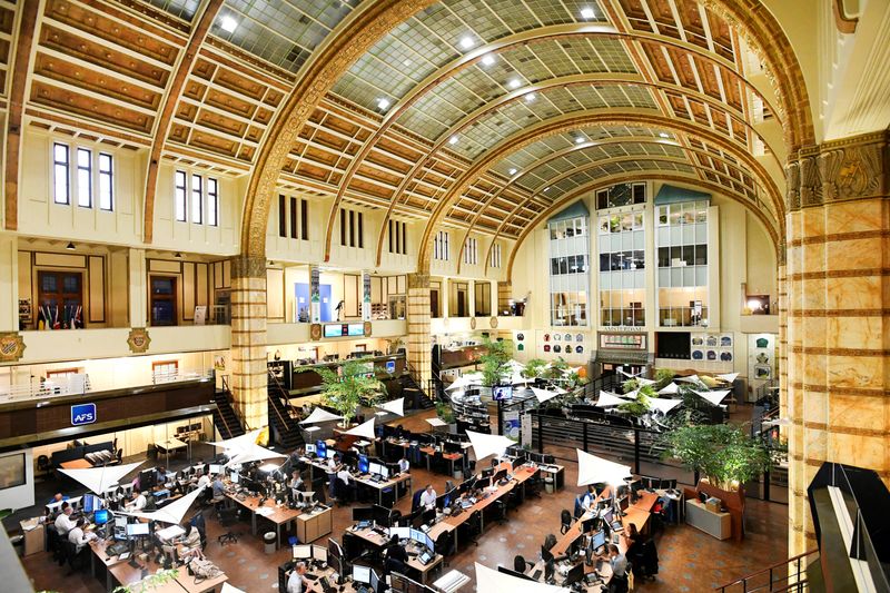 &copy; Reuters. FILE PHOTO: Overview of Amsterdam's stock exchange interior as Prosus begins trading on the Euronext stock exchange in Amsterdam, Netherlands, September 11, 2019. REUTERS/Piroschka van de Wouw/File Photo