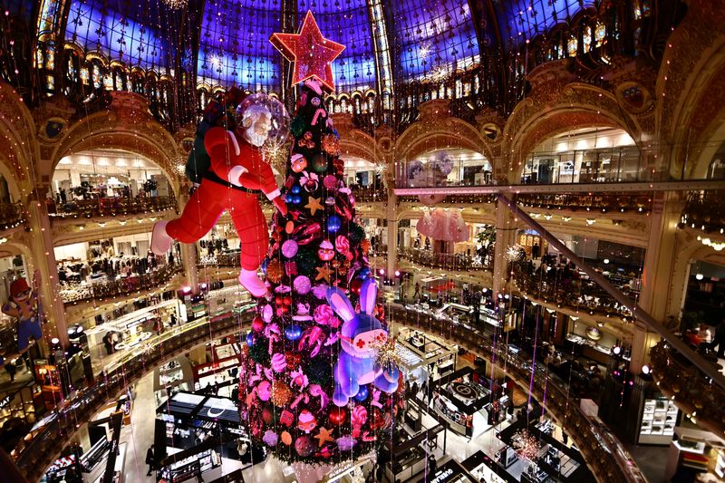 &copy; Reuters. 欧州連合（ＥＵ）統計局が３１日発表した２０２１年第４・四半期のユーロ圏域内総生産（ＧＤＰ）速報値は前期比０．３％増に鈍化した。パリのデパートでのクリスマス装飾、昨年１１月