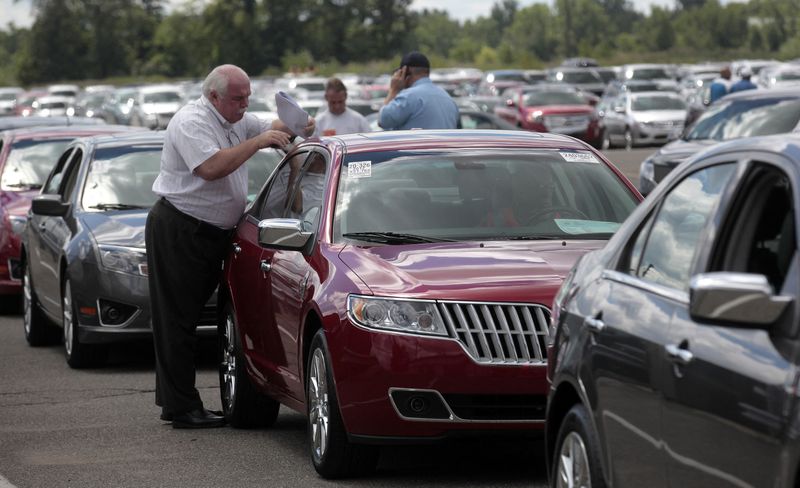 &copy; Reuters. FILE PHOTO: Auto dealership owners take a look at vehicles being auctioned off during an auto auction at Manheim Detroit Auto Auction in Carleton, Michigan August 14, 2013. REUTERS/Rebecca Cook