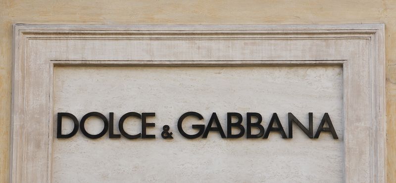 &copy; Reuters. Il logo di Dolce & Gabbana in un negozio nel centro di Roma, 10 febbraio 2016. REUTERS/Tony gentile
