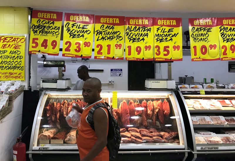 &copy; Reuters. Consumidor compra carne em supermercado do Rio de Janeiro
10/05/2019
REUTERS/Pilar Olivares/File Photo