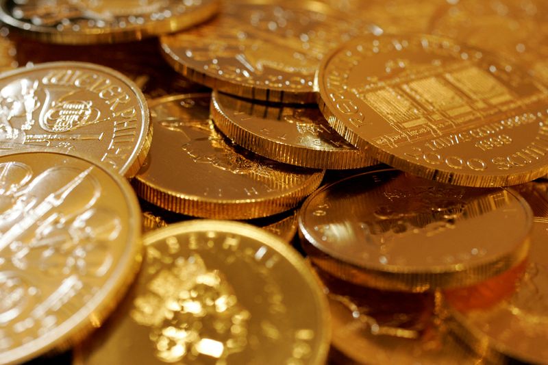 © Reuters. FILE PHOTO: Gold coins are displayed at the Ginza Tanaka store in Tokyo September 18, 2008. REUTERS/Yuriko Nakao