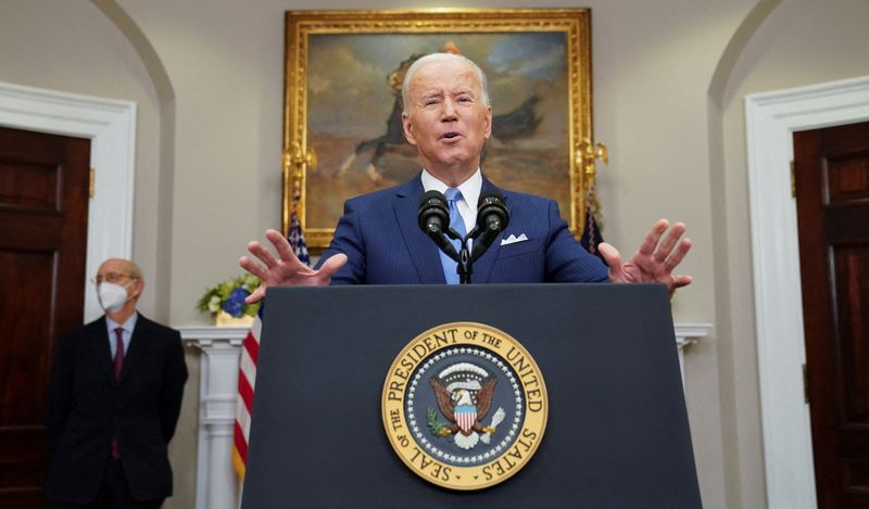 &copy; Reuters. FILE PHOTO: U.S. President Joe Biden delivers remarks with Supreme Court Justice Stephen Breyer as they announce Breyer will retire at the end of the court's current term, at the White House in Washington, U.S., January 27, 2022. REUTERS/Kevin Lamarque