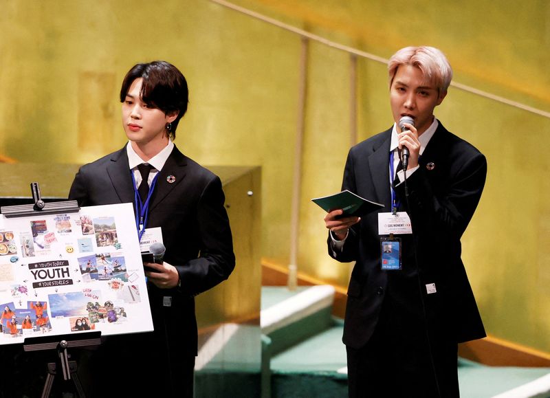 &copy; Reuters. جيمين المغني بفرقة بي.تي.إس الكورية الجنوبية (يسار) يستمع أثناء كلمة لزميله في الفرقة جيه-هوب أمام الأمم المتحدة في نيويورك في 20 سبتمبر أيلول