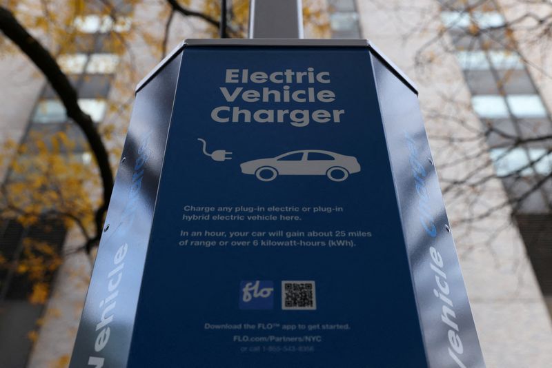 &copy; Reuters. FILE PHOTO: An electric vehicle charger is seen in Manhattan, New York, U.S., December 7, 2021. REUTERS/Andrew Kelly/File Photo