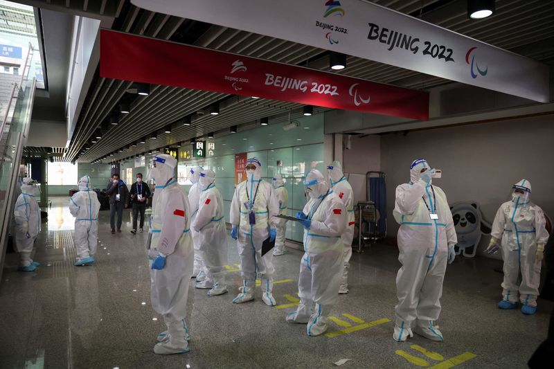 &copy; Reuters. Pessoas em trajes de proteção no aeroporto internacional de Pequim antes da Olimpíada de Inverno Pequim 2022 
31/01/2022 REUTERS/Phil Noble