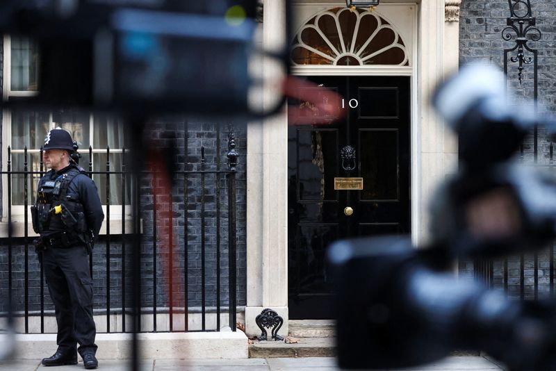 &copy; Reuters. A police officer stands guard outside Downing Street in London, Britain, January 31, 2022. REUTERS/Henry Nicholls