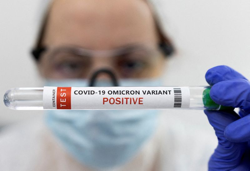 &copy; Reuters. Imagen de archivo ilustrativa de un un tubo de ensayo con la etiqueta "Variante ómicron COVID-19 positivo" tomada el 15 de enero, 2022. REUTERS/Dado Ruvic/Ilustración/Archivo