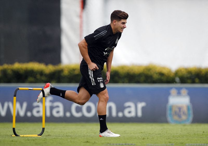 © Reuters. خوليان ألفاريز في تدريب مع منتخب الأرجنتين يوم 26 يناير كانون الثاني 2022. رويترز