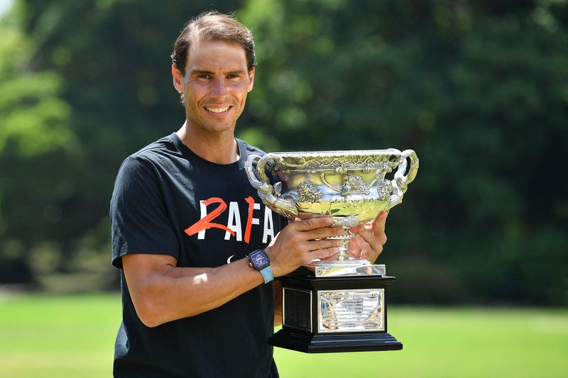 &copy; Reuters. Rafael Nadal posa para foto com o troféu do Aberto da Austrália em Melbourne
31/01/2022 Joel Carrett/AAP Image via REUTERS 