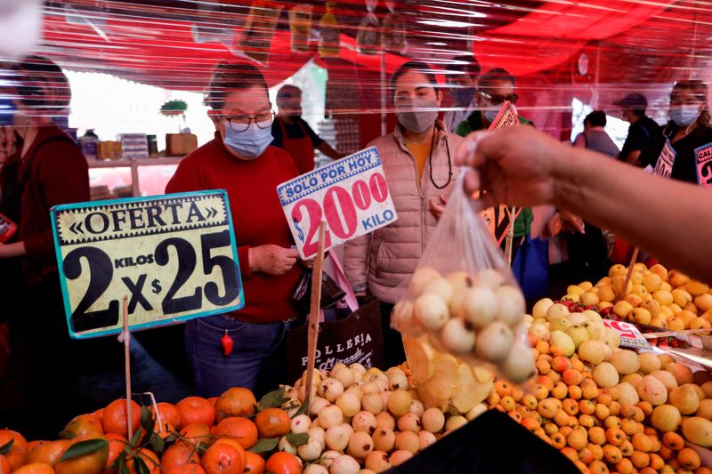 &copy; Reuters. Clientes compram frutas em uma banca de feira livre na Cidade do México, 17 de dezembro de 2021. REUTERS/Luis Cortes