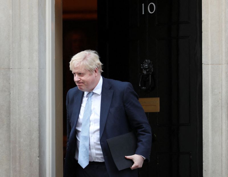 © Reuters. British Prime Minister Boris Johnson walks outside 10 Downing Street in London, Britain, January 31, 2022. REUTERS/May James