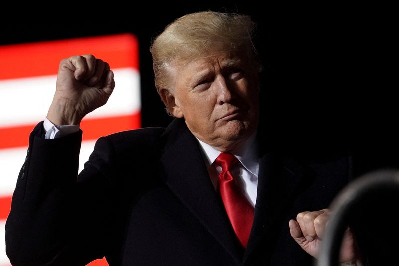 © Reuters. FILE PHOTO: Former U.S. President Donald Trump gestures as he speaks during a rally, in Conroe, Texas, U.S., January 29, 2022. REUTERS/Go Nakamura
