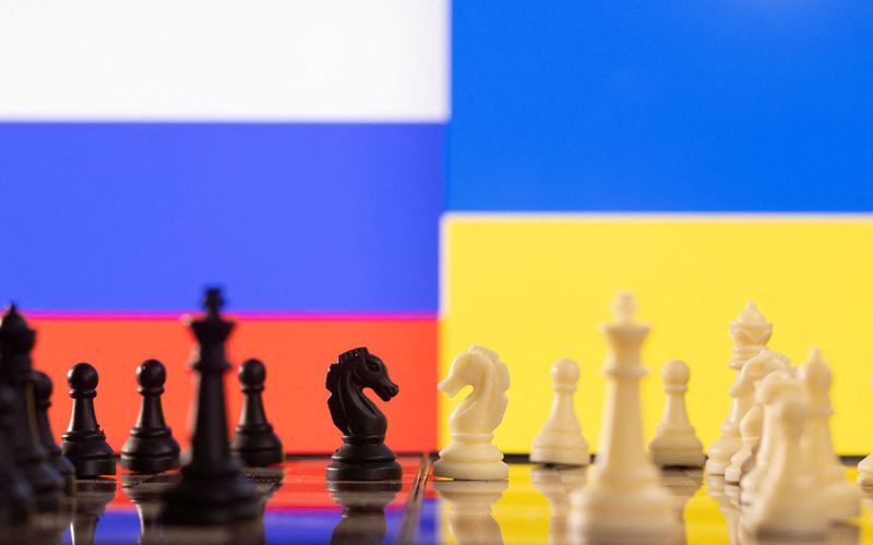 &copy; Reuters. FOTO DE ARCHIVO: Piezas de ajedrez frente a las banderas de Rusia y Ucrania en esta imagen de ilustración tomada el 25 de enero de 2022. REUTERS/Dado Ruvic