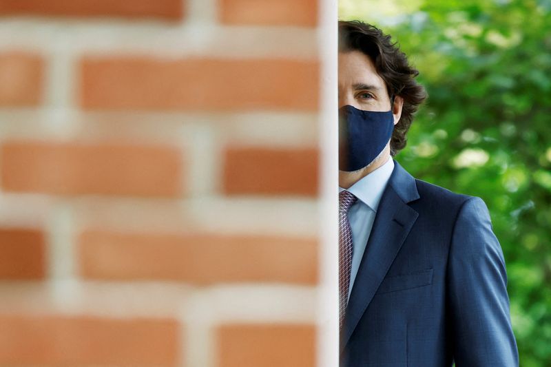 &copy; Reuters. カナダのトルドー首相は３１日、新型コロナウイルス検査で陽性反応を示したと明らかにした。体調は悪くなく、公衆衛生ガイドラインに従いながらリモートで執務を続けるとしている。 
