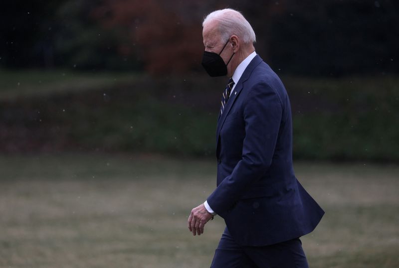 &copy; Reuters. الرئيس الأمريكي جو بايدن في حديقة البيت الأبيض يوم 28 يناير كانون الثاني 2022. رويترز