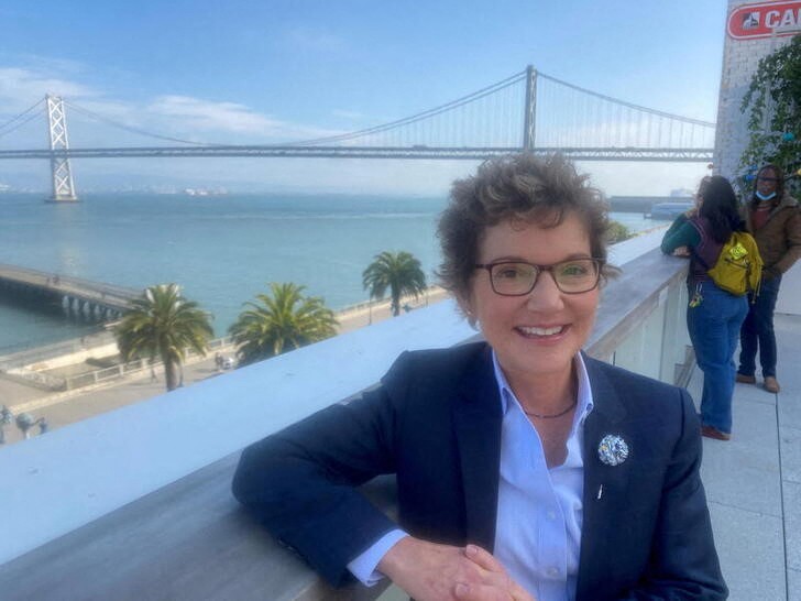 &copy; Reuters. A presidente do Federal Reserve Bank de San Francisco, Mary Daly, posa para foto antes de evento público, em San Francisco, EUA. 16 de novembro de 2021. REUTERS/Ann Saphir