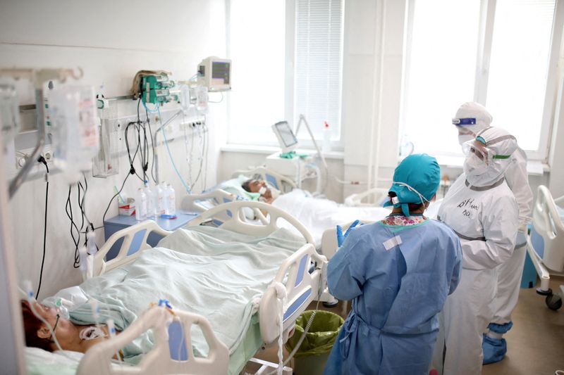 &copy; Reuters. FILE PHOTO: Medics tend to coronavirus disease (COVID-19) patients at the Intensive Care Unit (ICU) of Alexandrovska hospital in Sofia, Bulgaria, January 29, 2022. REUTERS/Stoyan Nenov