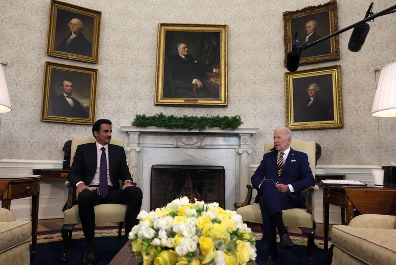 © Reuters. الرئيس الأمريكي جو بايدن خلال محادثات مع أمير قطر الشيخ تميم بن حمد آل ثاني في المكتب البيضاوي بالبيت الأبيض بواشنطن يوم الاثنين. تصوير:رويترز.