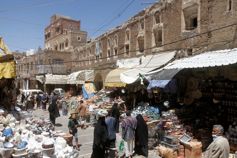 &copy; Reuters. أفراد في أحد أسواق صنعاء - صورة من أرشيف رويترز.
