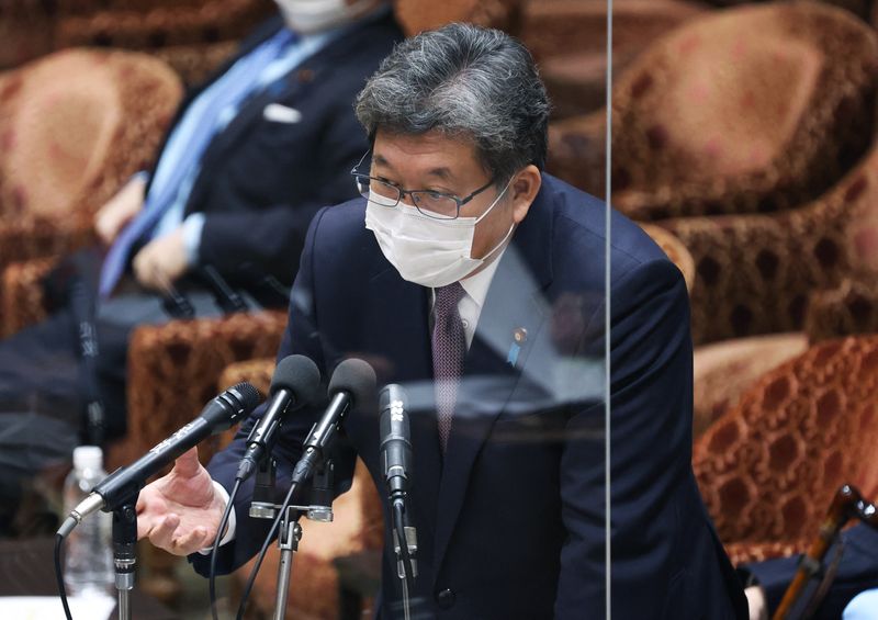 &copy; Reuters.     萩生田光一経済産業相は１日の閣議後会見で、ガソリン価格の抑制策として、ガソリン税の一部を軽減する「トリガー条項」の凍結解除について「現時点で政府として考えていない」と