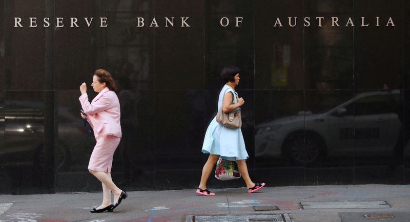&copy; Reuters. FILE PHOTO: Two women walk next to the Reserve Bank of Australia headquarters in central Sydney, Australia February 6, 2018. REUTERS/Daniel Munoz/File Photo 