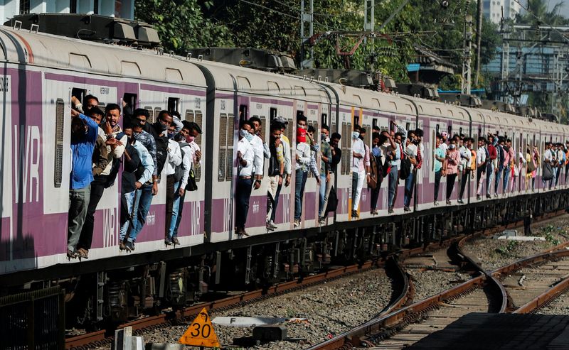 &copy; Reuters. Commuters travel in a train in Mumbai, India, February 1, 2022. REUTERS/Francis Mascarenhas