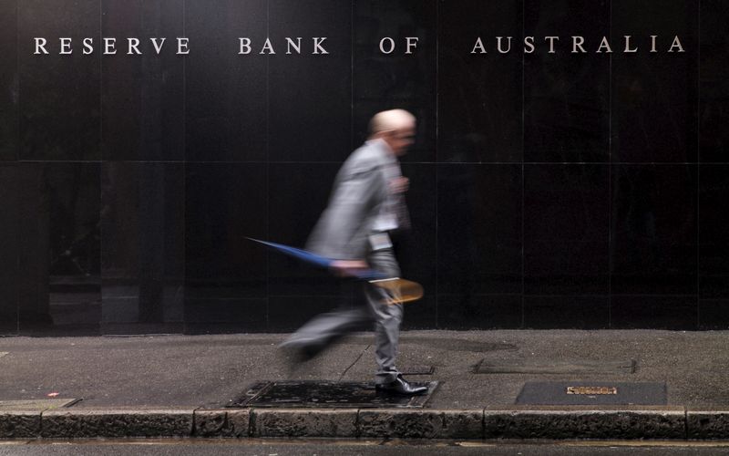 &copy; Reuters. A businessman walks past the headquarters of Australia's Reserve Bank in Sydney, November 3, 2015. REUTERS/Jason Reed