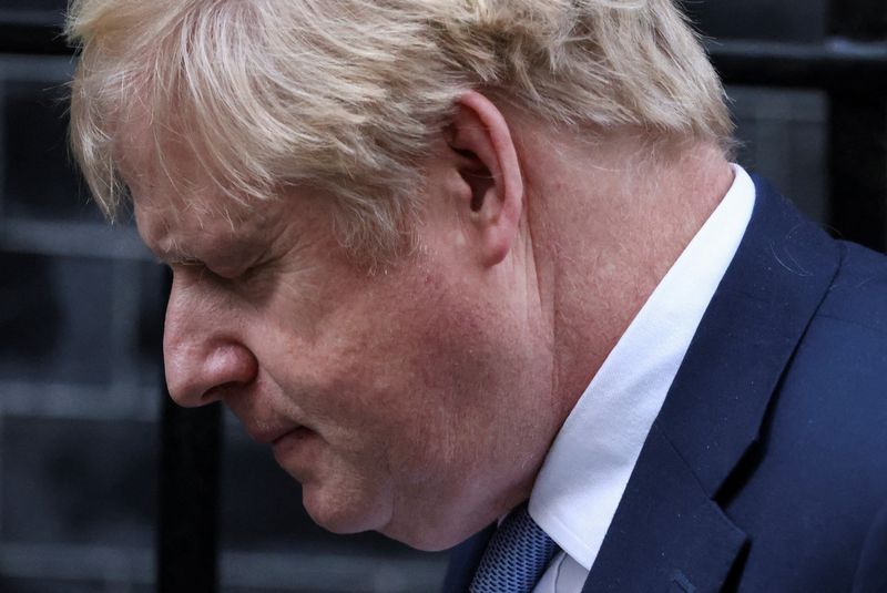 © Reuters. رئيس الوزراء البريطاني بوريس جونسون في لندن يوم الاثنين. تصوير: هنري نيكولز - رويترز