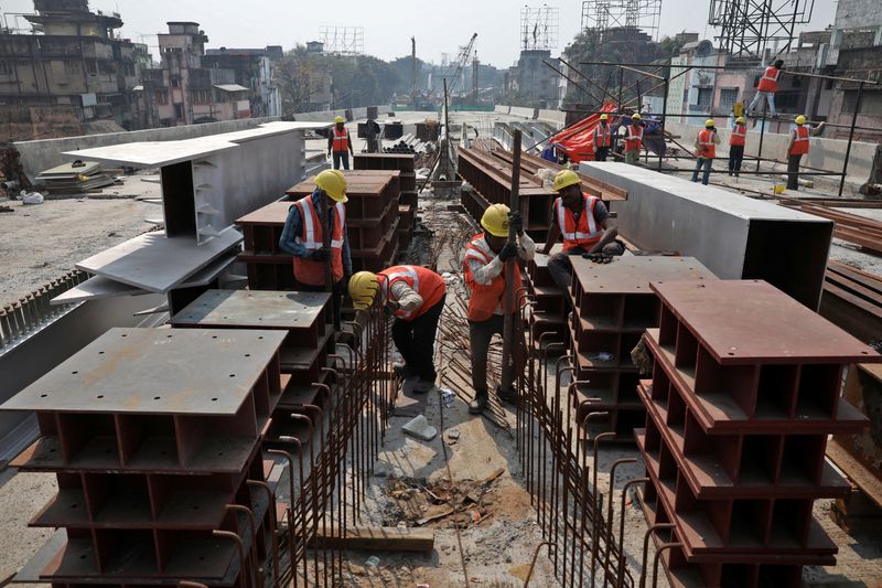 &copy; Reuters. FILE PHOTO: Labourers work at the site of an under construction flyover in Kolkata, India, February 1, 2022. REUTERS/Rupak De Chowdhuri