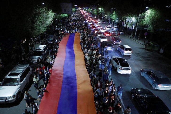 &copy; Reuters. People carry a huge Armenian flag during a torchlight procession commemorating victims of the 1915 mass killing of Armenians by Ottoman Turks in Yerevan, Armenia April 23, 2021. Picture taken April 23, 2021. Vahram Baghdasaryan/Photolure via REUTERS  ATTE