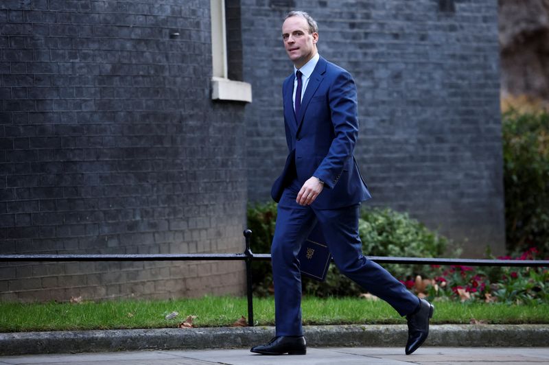 &copy; Reuters. Le numéro deux du gouvernement britannique, Dominic Raab, a défendu mardi le silence opposé par Boris Johnson aux interrogations sur sa participation aux fêtes de Downing Street en plein confinement, le Premier ministre ne voulant pas selon lui porter