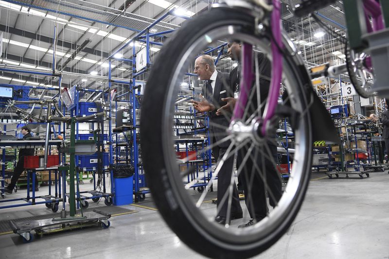 &copy; Reuters. FILE PHOTO: Britain's Prince Philip tours the Brompton bicycle factory in London, Britain November 28, 2016. REUTERS/Toby Melville