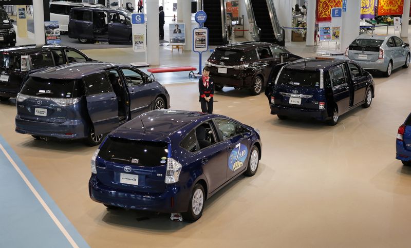 &copy; Reuters. FILE PHOTO: An employee stands in the middle of a car display a car maker's showroom in Tokyo May 1, 2014. REUTERS/Toru Hanai 