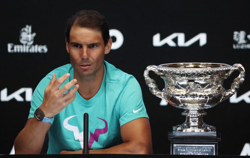 &copy; Reuters. El español Rafael Nadal junto al trofeo durante una rueda de prensa tras ganar la final contra el ruso Daniil Medvedev, en el Melbourne Park, Australia, 31 de enero de 2022. REUTERS/Loren Elliott