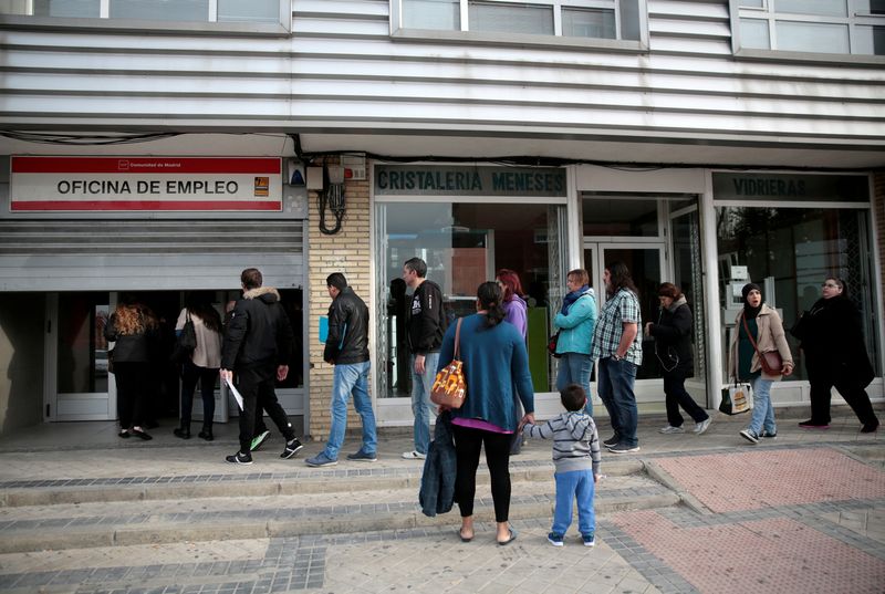 &copy; Reuters. FILE PHOTO: People enter a government-run job centre in Madrid, Spain, April 27, 2016. REUTERS/Andrea Comas