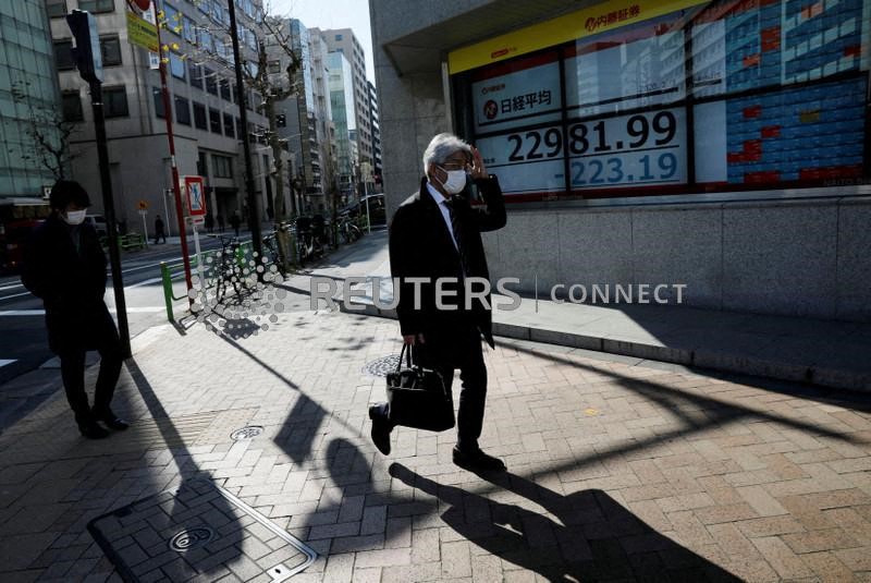 &copy; Reuters. Telão mostrando índice Nikkei em corretora de Tóquio
03/02/2020. REUTERS/Kim Kyung-Hoon/File Photo