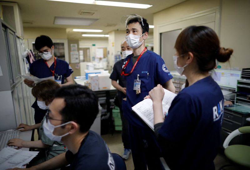 &copy; Reuters. Médicos conversam em UTI de hospital em Yokohama, no Japão
25/05/2021 REUTERS/Issei Kato