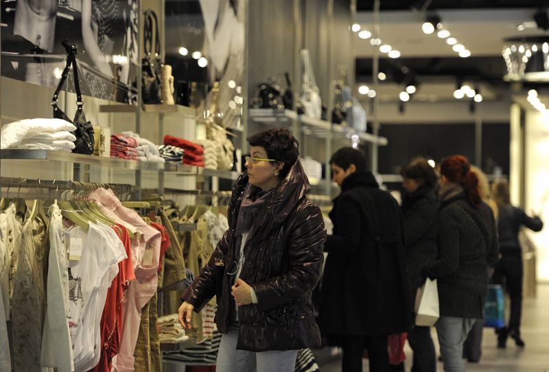 &copy; Reuters. Shoppers browse clothes in a store in central London February 15, 2011. Inflation jumped to twice the Bank of England's target in January, prompting Bank Governor Mervyn King to acknowledge that interest rates might rise more rapidly than economists had e