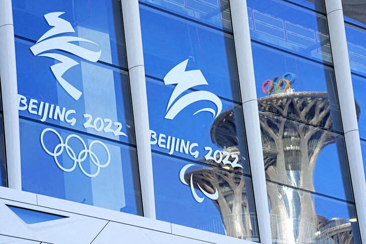 &copy; Reuters. Reflejo de la Torre Olímpica en la ventana del Centro de Prensa de los Juegos Olímpicos de Invierno en Pekín, China. 1 febrero 2022. Michael Madrid-Usa Today Sports