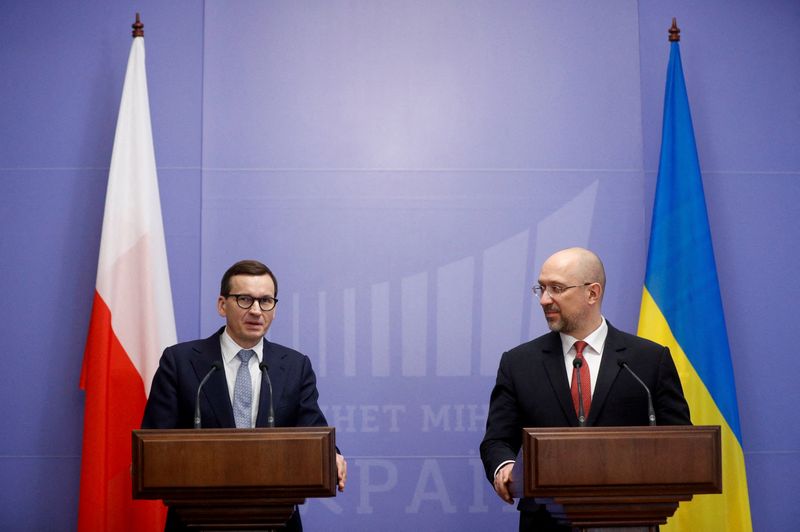&copy; Reuters. Polish Prime Minister Mateusz Morawiecki and Ukrainian Prime Minister Denys Shmygal attend a news briefing following their talks in Kyiv, Ukraine February 1, 2022. REUTERS/Valentyn Ogirenko