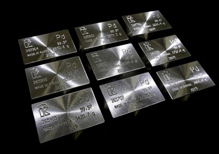 &copy; Reuters. Ingots of 99.97 percent pure palladium are stored at a plant owned by Krastsvetmet, one of the world's biggest manufacturers of non-ferrous metals, in Krasnoyarsk, Russia April 9, 2019. REUTERS/Ilya Naymushin