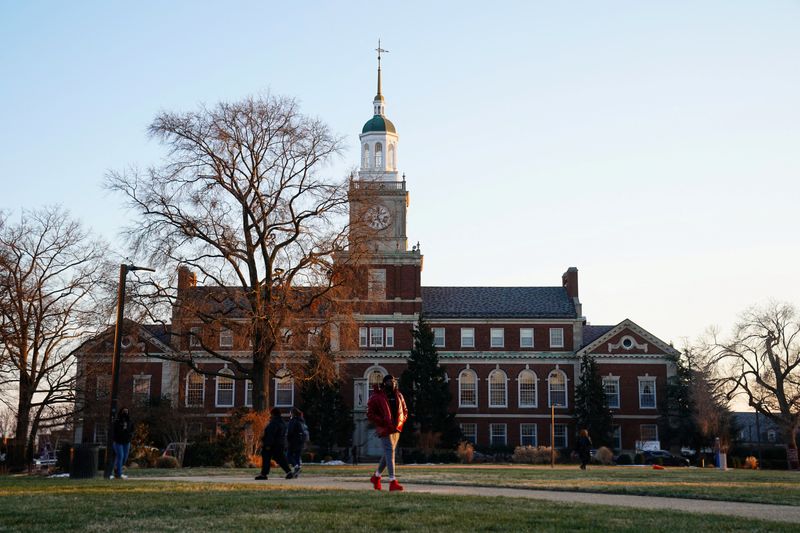 &copy; Reuters. FILE PHOTO: Students walk on the campus of Howard University, one of six historically Black colleges and universities (HBCUs) across the United States that received bomb threats, in Washington, U.S. January 31, 2022.    REUTERS/Sarah Silbiger
