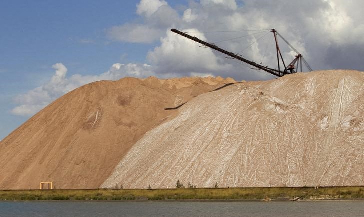 &copy; Reuters. A general view shows waste heaps at Belaruskali potash mines near the town of Soligorsk, some 130 km (81 miles) south of Minsk, August 31, 2013. Belarus said on September 19, 2013 it was ready to repatriate the head of Russian potash producer Uralkali, ar